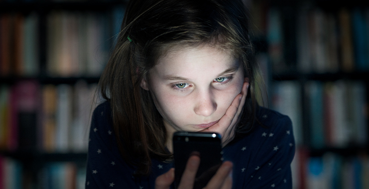Screen time and emotional problems in kids: A vicious circle?