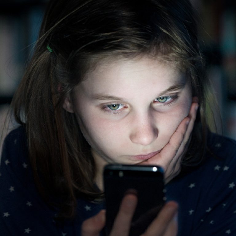 Screen time and emotional problems in kids: A vicious circle?